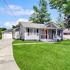 Updated Pet-Friendly Home Near Park Circle, Charleston & Beaches