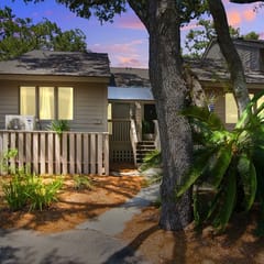 Riverfront condo w/ shared pool plus access to tennis & gym