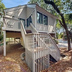 Comfy Golf View Cottage with WiFi, a Shared Pool, Central AC, Private Washer/Dryer