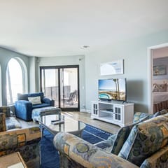 Bright and spacious condo with beach & ocean views, pool, basketball & balcony