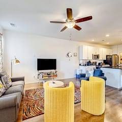 Snowbird-friendly townhouse with pool, tennis court, & central AC