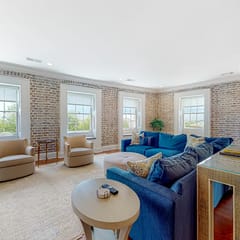Rainbow Row Pied-À-Terre Condo in Charleston