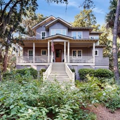 Coastal house with a central location to all island amenities