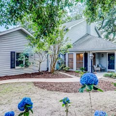 Coastal cottage with yard, near shopping & dining in Old Village District