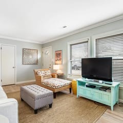 Darling, renovated home w/ beautiful backyard, W/D & WiFi - near beaches