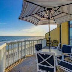Oceanfront, fourth-floor villa with balcony, amazing view & 2 shared pools