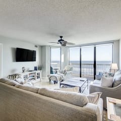 Oceanfront villa with incredible views, balcony & 2 community pools