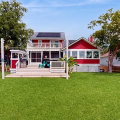 Peaceful home with expansive views of the Ashley River w/ outdoor living space