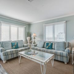 Top-floor Oceanfront Villa with spectacular ocean views - prime location