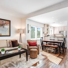 Townhouse-style villa with screened porch & pool access - short walk to beach