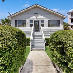Cozy ground-floor home with  AC - walkable to beach, shops & restaurants