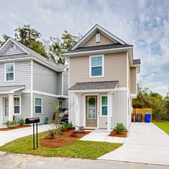New and Updated Home- Close to charming downtown Charleston