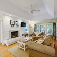 Cabin in the maritime forest with pool and golf on-site - walk to the beach