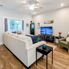 Dog-friendly townhouse with enclosed patio, outdoor dining, desk, W/D, & AC