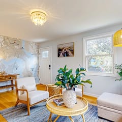 Delightful sun-filled getaway w/ patio, W/D, & AC - close to Park Circle