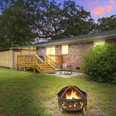 Charming dog-friendly home with enclosed yard, fast WiFi, & washer/dryer