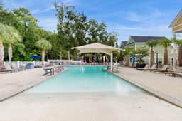 1BR loft in Pet Friendly Resort w/ pool, hot tub & parks