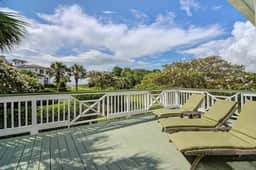 Beautiful Sullivan’s Island home next to lighthouse - easy walk to beach