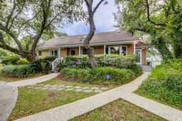 Beautiful home on lush lot with boardwalk to marsh, large deck, wifi, central ac