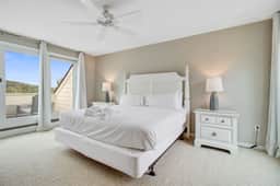 Bright villa with lagoon & fairway views - walk to the beach & golf
