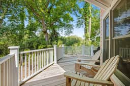 Casual cottage w/screened porch & shared pool - walk to the beach