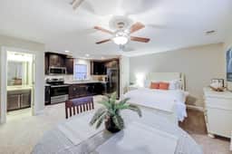Charming studio with 3 pools, kitchenette & AC