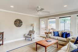 Coastal cottage with yard, near shopping & dining in Old Village District