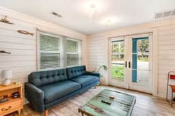 Coastal dog-friendly retreat near the beach with yard access and WiFi