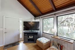 Comfy Golf View Cottage with WiFi, a Shared Pool, Central AC, Private Washer/Dryer