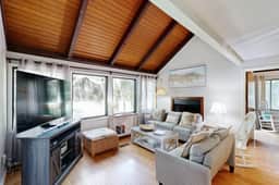 Comfy Golf View Cottage with WiFi, a Shared Pool, Central AC, Private Washer/Dryer