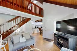 Comfy Golf View Cottage with WiFi, a Shared Pool, Central AC, Private Washer/Dryer