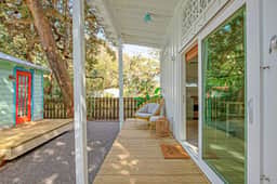 Comfy cottage near the beach with central AC, fast WiFi & yard - dog-friendly