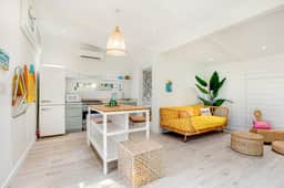 Comfy cottage near the beach with central AC, fast WiFi & yard - dog-friendly
