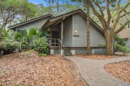 Cottage with natural wooded view - walking distance to beach/ lots of trails