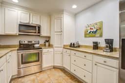 Cottage with natural wooded view - walking distance to beach/ lots of trails