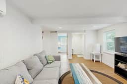 Cozy ground-floor home with  AC - walkable to beach, shops & restaurants