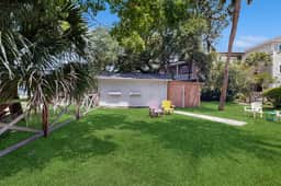Cozy ground-floor home with  AC - walkable to beach, shops & restaurants