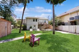 Cozy ground-floor home with  AC - walkable to beach, shops & restaurants