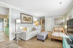 Darling, renovated home w/ beautiful backyard, W/D & WiFi - near beaches