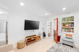 Dog-friendly duplex close to beach with outdoor shower and washer/dryer
