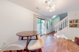 Dog-friendly townhouse close to downtown & Folly Beach with patio