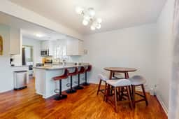 Dog-friendly townhouse close to downtown & Folly Beach with patio