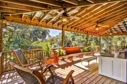 Dog-friendly tropical oasis w/ private deck/ yard - close to beach & everything
