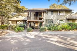 Five minute walk to beautiful beaches, golf course views, pet friendly