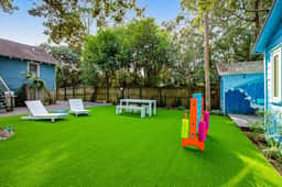 Fun dog-friendly getaway near the beach with yard, kitchenette & WiFi