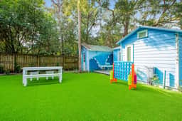 Fun dog-friendly getaway near the beach with yard, kitchenette & WiFi