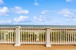 Gorgeous beachfront home with stunning ocean views - walk into town