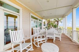 Gorgeous beachfront home with stunning ocean views - walk into town