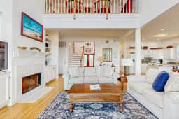 Gorgeous beachfront home with stunning ocean views - walk into town