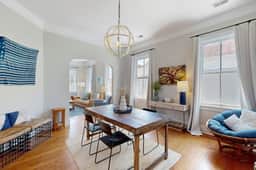 Historic upstairs condo in downtown Charleston w/free WiFi - perfect for groups